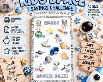 Puede incluir: Un rastreador de ahorros Kid's Space Savings Challenge en tamaño A6 con ilustraciones espaciales como astronautas, planetas, un cohete y un OVNI. Incluye círculos de moneda marcados con 10p, 20p, 50p y £1, con el texto SAVED: £5.00 en la parte inferior.