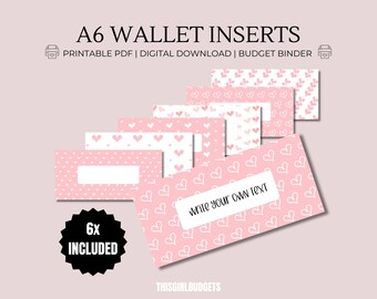 Puede incluir: Un juego de seis insertos A6 para billetera o carpeta de presupuesto, con varios patrones de corazones en rosa y blanco. Cada inserto rectangular incluye un área de etiqueta blanca, una con el texto "WRITE YOUR OWN TEXT" y un sello "6X INCLUDED".