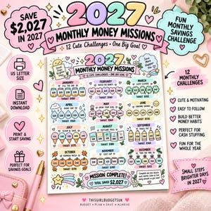 Op de afbeelding: Een 2027 Monthly Money Missions spaaroverzicht met 12 kleurrijke maandelijkse uitdagingen met thema's zoals potten, harten, klavertjes, regendruppels, bloemen, zonnen, ijsjes, ansichtkaarten, potloden, pompoenen, mokken en ornamenten.