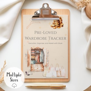 Könnte beinhalten: Ein Holz-Klemmbrett mit einer silbernen Klammer, die ein beiges Papier mit dem Text "PRE-LOVED WARDROBE TRACKER" hält. Das Papier hat Illustrationen eines Kleiderschranks, Einkaufstaschen und Münzen. Unten liegt ein goldener Stift. Die Worte "Multiple Sizes" stehen in einem weißen Kreis.