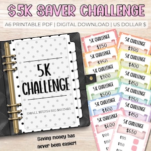 Puede incluir: Una carpeta negra con anillos dorados y una página blanca con el texto "5K CHALLENGE". La imagen también incluye tarjetas coloridas con cantidades como 250, 300 y 400 euros, promoviendo un desafío de ahorro.