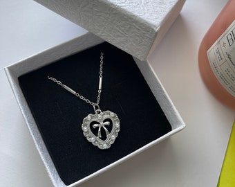 Collar bañado en plata con colgante de corazón y lazo / Joyería de moda