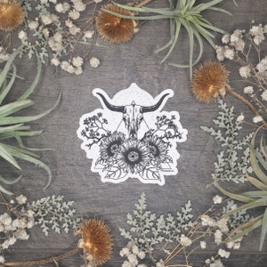 BLOOMING DESERT / Crâne de taureau géométrique et tournesols / Autocollant en vinyle mat résistant aux intempéries de 3 « / Autocollant de pare-chocs pour ordinateur portable de bouteille d’eau