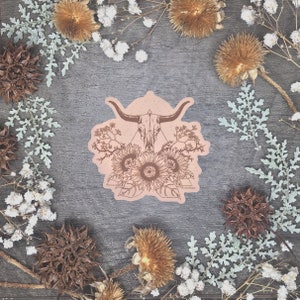 BLOOMING DESERT (TAN) / Crâne de taureau géométrique et tournesols / Autocollant en vinyle mat résistant aux intempéries de 3 « / Bouteille d’eau Autocollant de pare-chocs pour ordinateur portable