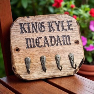 Personalized Rustic Oak Key Holder, Handmade Entryway Organizer 画像 3