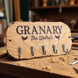 Personalized Rustic Oak Key Holder, Handmade Entryway Organizer 画像 4