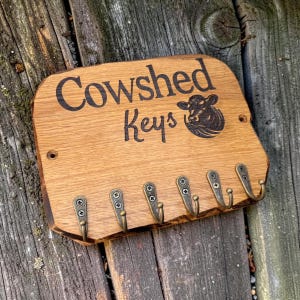 Personalized Rustic Oak Key Holder, Handmade Entryway Organizer 画像 9
