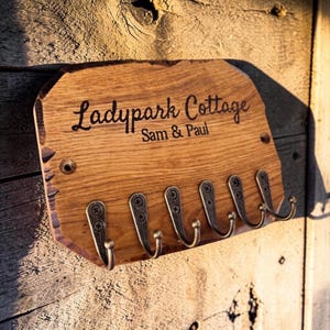 Personalized Rustic Oak Key Holder, Handmade Entryway Organizer 画像 11