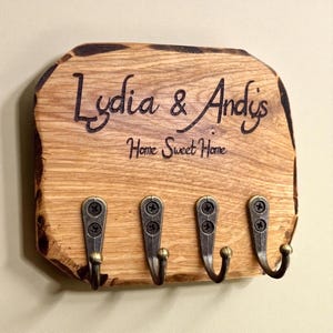 Personalized Rustic Oak Key Holder, Handmade Entryway Organizer 画像 6