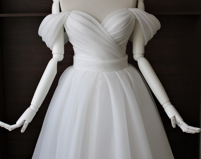 Draped wedding dress,Short dress,Medium length dress,Princess dress,White dress,Ball gown,Plain white dress.