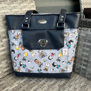 100% (MTO) Bolso Kensley hecho a mano con cierre magnético en vinilo negro en contraste Bolso Charlie Brown y sus amigos