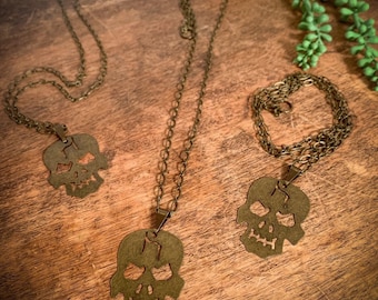 Antique Bronze Skull Pendant Necklace: Nickel-Free Masculine Chain