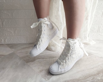 Converse de mariage en ivoire pour la mariée. Dentelle Converse Bridal. Chaussures avec dentelle Tennis de mariée haut de gamme personnalisé