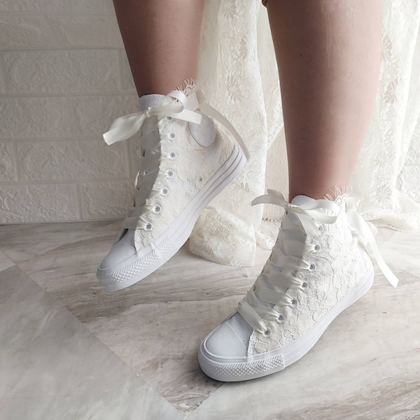 Elfenbein Hochzeit Converse für die Braut. Lace Converse Brautschuhe mit Spitze. Personalisiertes Braut-High-Top-Tennis.