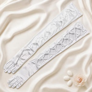 Lange witte satijnen bruidshandschoenen met uitgesneden strikdesign, brede trouwhandschoenen, elegant accessoire voor de bruid.