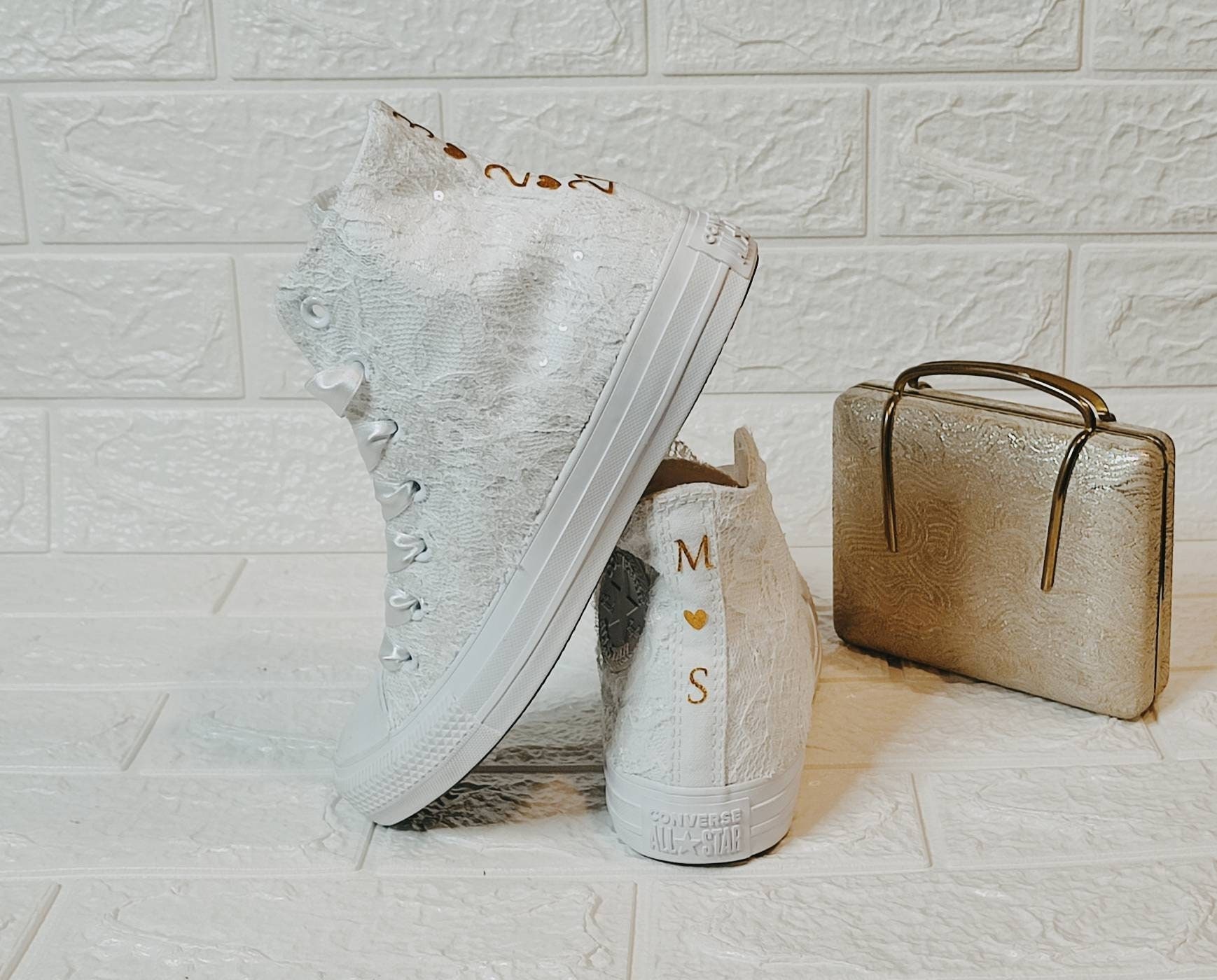 Converse de boda para novia. Converse nupciales personalizadas. Tenis de caña alta para novia personalizados. Encaje francés