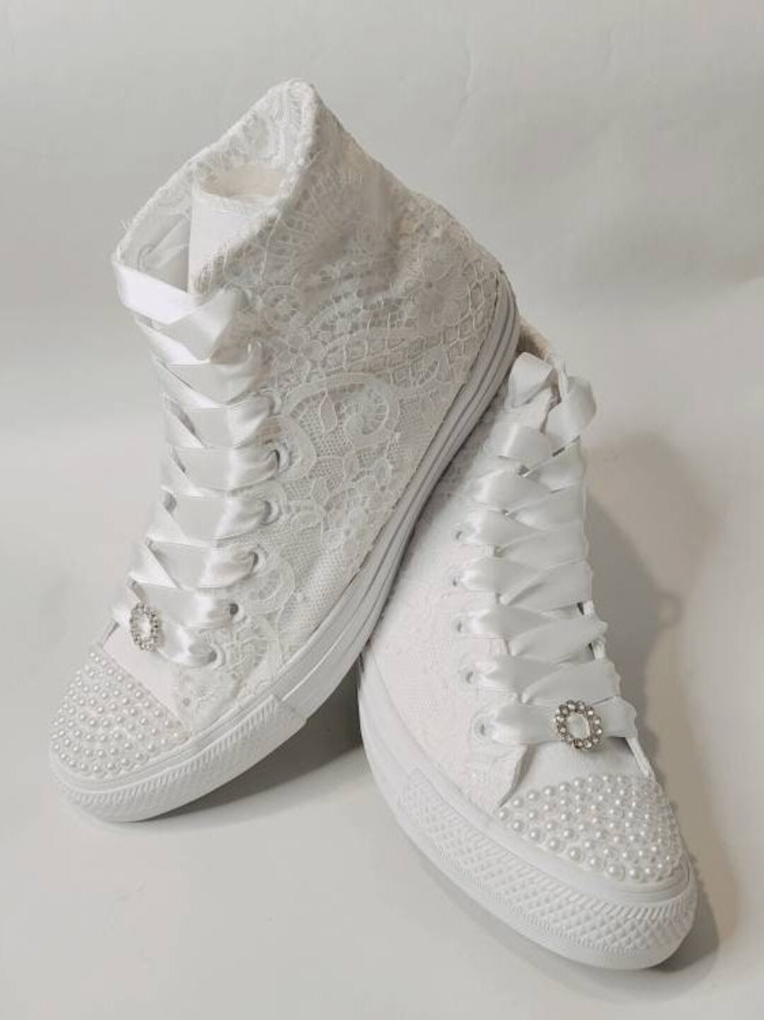 Converse de casamento para noiva. Converse de renda para noiva. Sapatos ...