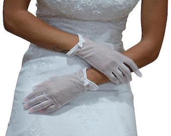 Puede incluir: Un par de guantes de novia blancos con un pequeño lazo en la parte posterior de cada mano.