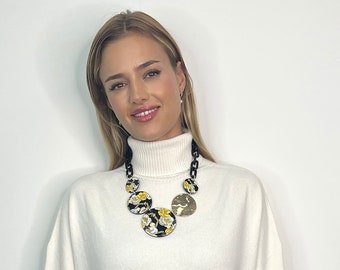 フローラルスネークプリントのチャンキーネックレス：アクリルステートメントジュエリー