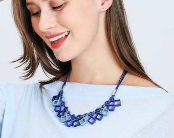 Blauwe vierkante statementketting van acryl - dikke moderne sieraden
