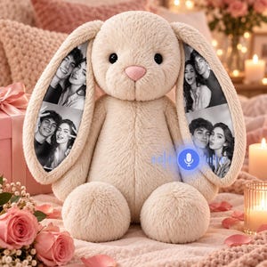 Puede incluir: Un conejo de peluche beige con orejas largas y caídas que presentan impresiones fotográficas en blanco y negro de una pareja en la tela interior. El animal de peluche tiene una superficie suave y texturizada, ojos oscuros y nariz rosa.