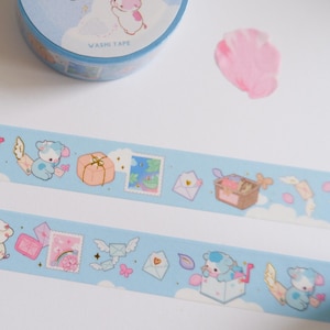 Könnte beinhalten: Eine hellblaue Washi-Tape-Rolle und zwei Klebestreifen mit einem sich wiederholenden Muster aus Zeichentricktieren, rosa Briefkästen, Umschlägen, Geschenkboxen und Briefmarken mit Regenbögen sowie verstreuten rosa Blütenblättern auf dem Design.
