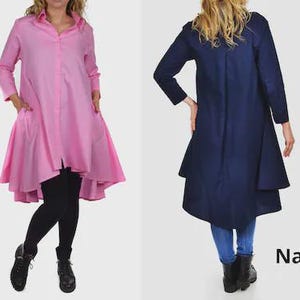 以下が含まれることがあります： 2人のモデルが、長袖のボタンダウンシャツドレスを着ています。ドレスは、ハイローヘムラインになっており、ピンクとネイビーの2色展開です。