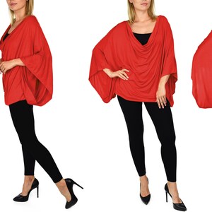 K&ouml;nnte beinhalten: Vier Models tragen ein rotes, drapiertes, lang&auml;rmliges Oberteil mit einem Rollkragen. Das Oberteil hat eine lockere Passform und ist aus einem weichen, dehnbaren Stoff gefertigt. Die Models tragen schwarze Leggings und hohe Abs&auml;tze.