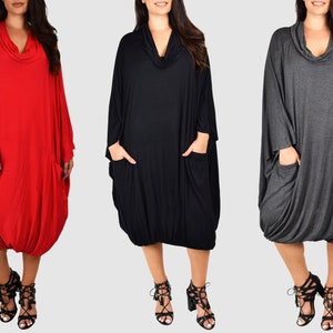Peut inclure: Trois robes à manches longues et col roulé en rouge, noir et gris. Les robes ont une coupe ample et fluide et sont dotées de grandes poches sur les côtés.