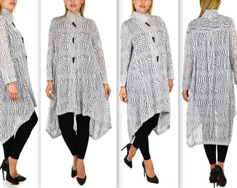 Lång jackablus, blus i texturerat tyg, modeblus med hög låg knäppning, swingblus.