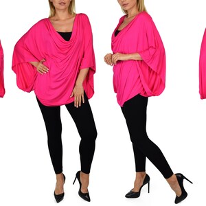 K&ouml;nnte beinhalten: Ein hellrosa, drapiertes, lang&auml;rmliges Oberteil mit einem Schalkragen. Das Oberteil ist locker geschnitten und hat einen l&auml;ssigen, entspannten Stil. Das Model tr&auml;gt eine schwarze Leggings und hohe Abs&auml;tze.
