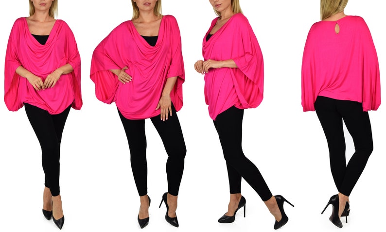 K&ouml;nnte beinhalten: Ein hellrosa, drapiertes, lang&auml;rmliges Oberteil mit einem Schalkragen. Das Oberteil ist locker geschnitten und hat einen l&auml;ssigen, entspannten Stil. Das Model tr&auml;gt eine schwarze Leggings und hohe Abs&auml;tze.