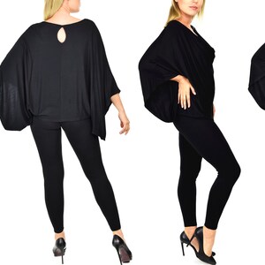 K&ouml;nnte beinhalten: Ein schwarzes, lang&auml;rmliges, drapiertes Oberteil mit einem Schl&uuml;ssellochausschnitt im R&uuml;cken. Das Oberteil wird mit schwarzen Leggings und schwarzen Schuhen kombiniert.