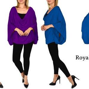 K&ouml;nnte beinhalten: Vier Models tragen ein drapiertes, locker sitzendes, lang&auml;rmeliges Oberteil mit einem Schalkragen. Das Oberteil ist in Lila und Royalblau erh&auml;ltlich. Die Models tragen schwarze Leggings und hohe Abs&auml;tze.