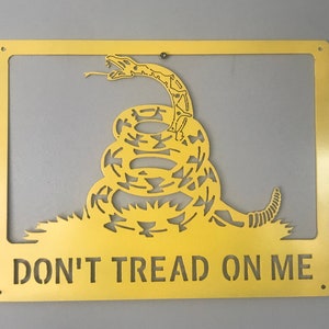 Letrero de metal para pared "Don't Tread on Me", letrero de metal, letrero patriótico, serpiente amarilla, 17", bandera de metal, bandera de Gadsden, fabricado en Michigan