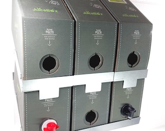 Saftbar Wandregal für 6 JuiceBox Sirupkartons Platzsparendes Getränkeregal in verzinkter Stahl Inkl. 3 Stapeladaptern Nachhaltig & Langlebig