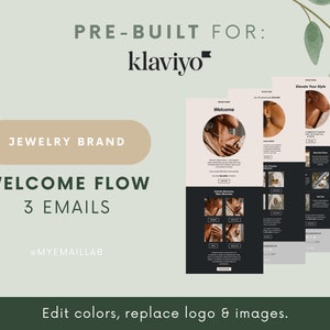 Op de afbeelding: Drie e-mailtemplates voor een juwelenmerk, ontworpen voor het e-mailmarketingplatform Klaviyo. De templates hebben een zwarte achtergrond met witte tekst en afbeeldingen van juwelen. De eerste template zegt "Welkom", de tweede zegt "Verhoog je stijl" en de derde zegt "Shop nieuwe aankomsten".
