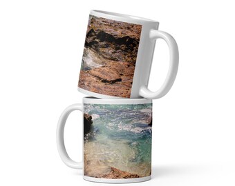 Taza de café de la playa de Yokohama, Hawái, color blanco brillante, con fotografía del océano.