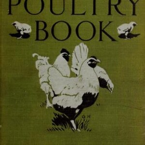 K&ouml;nnte beinhalten: Ein gr&uuml;nes gebundenes Buch mit dem Titel The Home Poultry Book von E. I. Farrington. Der Einband zeigt schwarze Illustrationen von drei H&uuml;hnern in der Mitte, zwei kleinen K&uuml;ken an den Seiten und schwarzen Text auf strukturiertem olivgr&uuml;nem Grund.