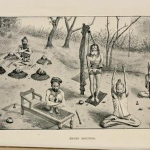 Op de afbeelding: Zwart-witte illustratie van hindoe-asceten die verschillende vormen van yoga beoefenen. De afbeelding toont vijf mannen in verschillende houdingen, waaronder een man die op een platform staat, een man die op een bed van spijkers zit en een man die zijn armen boven zijn hoofd strekt. De afbeelding heeft de titel "Hindu Ascetics".