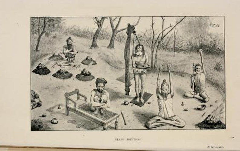 Op de afbeelding: Zwart-witte illustratie van hindoe-asceten die verschillende vormen van yoga beoefenen. De afbeelding toont vijf mannen in verschillende houdingen, waaronder een man die op een platform staat, een man die op een bed van spijkers zit en een man die zijn armen boven zijn hoofd strekt. De afbeelding heeft de titel "Hindu Ascetics".