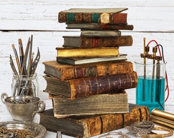 Peut inclure: Une pile de livres anciens reliés en cuir à côté d'un bocal en verre rempli d'outils métalliques, d'un bol en argent contenant de petites pièces métalliques, d'un bécher de liquide bleu avec des composants électriques et de bijoux vintage.