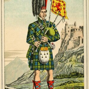 K&ouml;nnte beinhalten: Ein schottischer Dudelsackspieler in einem gr&uuml;n-blau-roten Tartan-Kilt, der auf einem Dudelsack mit einem gr&uuml;nen Sack und silbernen Pfeifen spielt. Der Dudelsackspieler tr&auml;gt einen schwarzen Pelz Hut mit einer roten Feder und einer wei&szlig;en Sch&auml;rpe. Der Dudelsackspieler steht vor einem Schloss und Bergen.