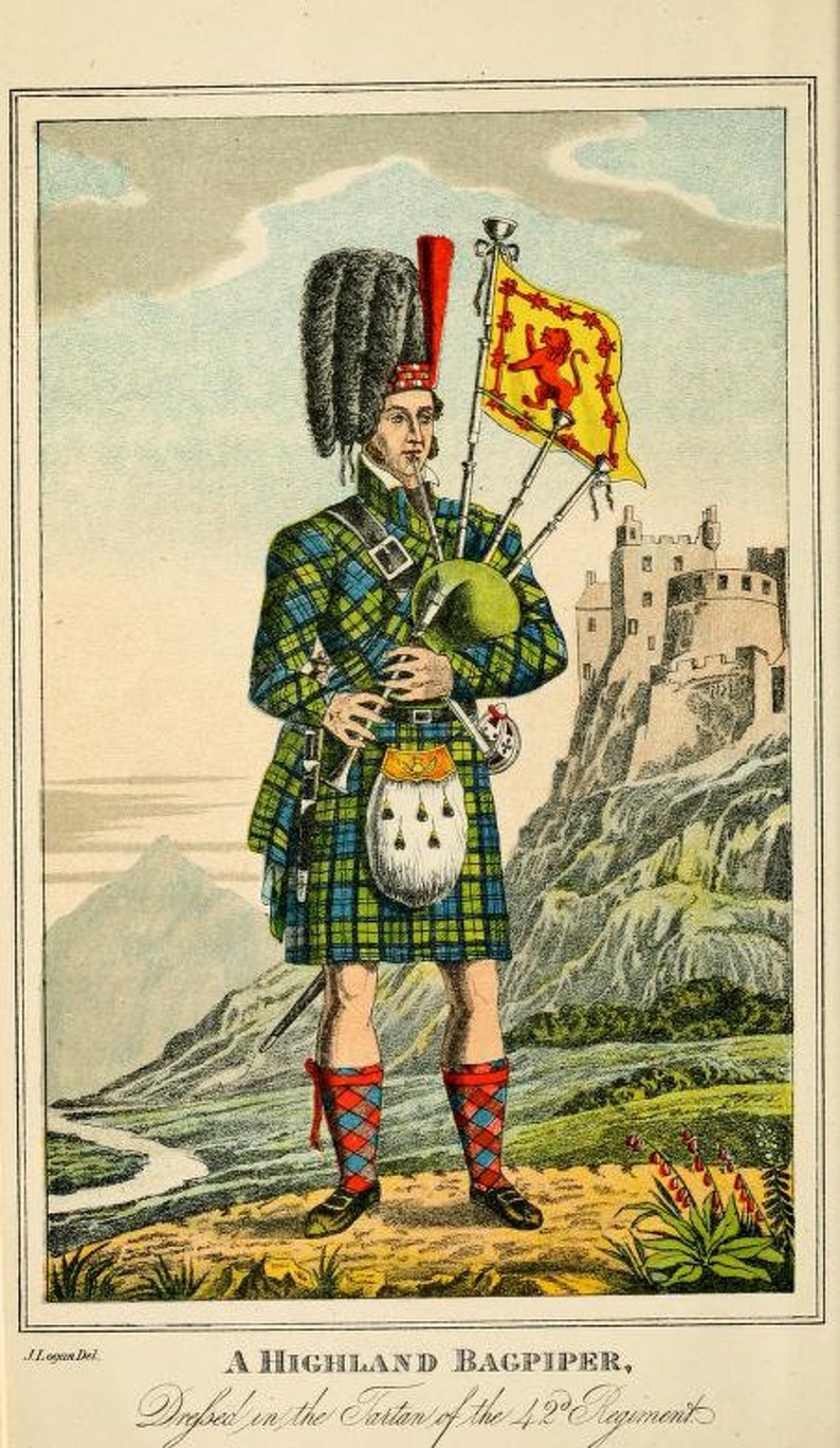 K&ouml;nnte beinhalten: Ein schottischer Dudelsackspieler in einem gr&uuml;n-blau-roten Tartan-Kilt, der auf einem Dudelsack mit einem gr&uuml;nen Sack und silbernen Pfeifen spielt. Der Dudelsackspieler tr&auml;gt einen schwarzen Pelz Hut mit einer roten Feder und einer wei&szlig;en Sch&auml;rpe. Der Dudelsackspieler steht vor einem Schloss und Bergen.