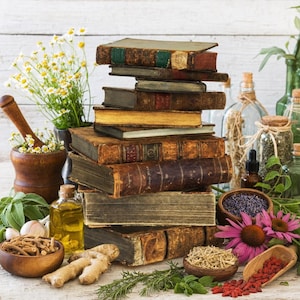 Può includere: Una pila di libri antichi e usurati circondata da vari articoli erboristici, tra cui un mortaio in legno con pestello e camomilla, bottiglie di olio, radice di zenzero, lavanda essiccata, fiori di echinacea e bacche di goji.
