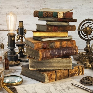 Op de afbeelding: Een stapel verweerde, in leer gebonden antieke boeken staat centraal, omringd door een koperen microscoop, een gloeiende Edison-lamp, een koperen armillarium, een vergrootglas, kleine glazen flesjes en een technische tekening met een pen.