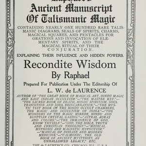 以下が含まれることがあります： 「Raphael's Ancient Manuscript Of Talismanic Magic」というタイトルの白黒のブックカバー。装飾的な枠線と、内容、著者ラファエル、編集者L.W.デ・ローレンス、出版社The de Laurence Co., Chicago, U.S.A.に関する詳細なテキストが記載されています。