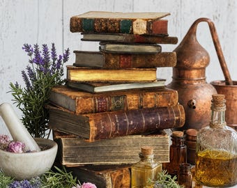 Könnte beinhalten: Ein Stapel aus sieben antiken, verwitterten Büchern mit abgenutzten Ledereinbänden steht neben einer kupfernen Destille, einem Mörser mit Stößel aus weißem Stein, Zweigen aus violettem Lavendel und mehreren kleinen Glasflaschen mit goldener Flüssigkeit.
