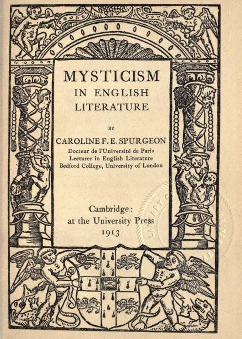 Op de afbeelding: Een boekomslag met een zwart-witte illustratie van een decoratieve boog met engelen en een wapenschild. De titel van het boek is "Mysticism in English Literature" door Caroline F. E. Spurgeon. Het boek is in 1913 uitgegeven door Cambridge University Press.