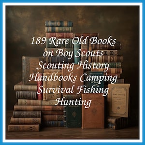 Op de afbeelding: Een verzameling van 189 zeldzame oude boeken over Boy Scouts, Scouting History, handboeken, kamperen, overleven, vissen en jagen. De boeken zijn in een aantrekkelijke opstelling gestapeld, met verschillende kleuren en maten.